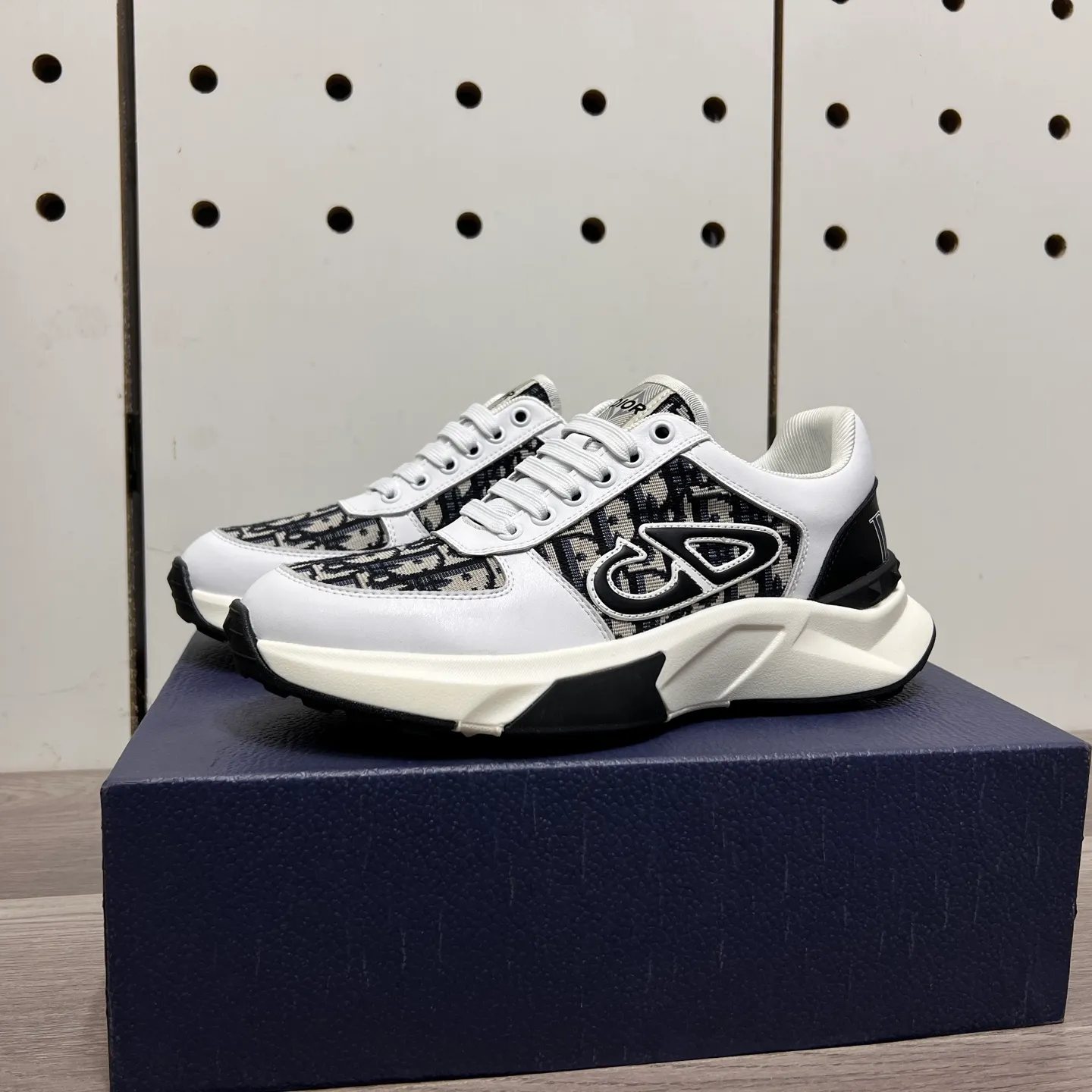 Factory price: 438💰Dior original quality.~ Unique modern style sneakers. 🏃A must-have casual shoe for trendy men😍😍 Imported cowhide fabric, sheepskin foot pads (refuse to discolor and grind feet) soles: Original soles specially provided by the original factory, French lazy style design ⚠️Fit to the feet, original quality, super comfortable original soles. Just like shooting the real thing 🎬The real thing is better, high-quality sneakers, size: 38-44 (45 and 46 can be customized)